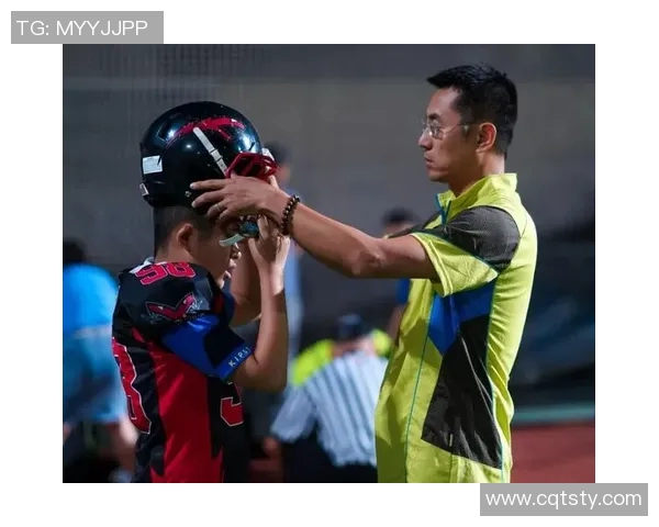 足球明星温情时刻抱着女儿接受采访展现父爱与运动精神